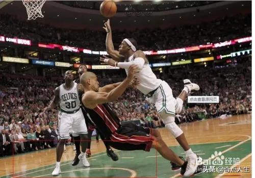 篮球比赛中防守人后退算不算阻挡,篮球进攻张开手臂挡人算犯规吗