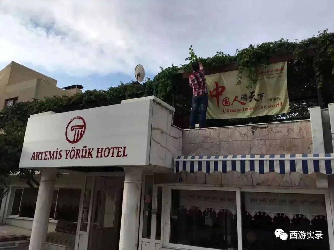 她和我从上海开车进中东后,爱上伊朗人就逃跑,还为他失恋和自杀