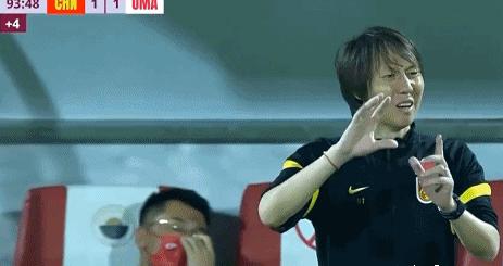 李铁在场边大喊大叫,李铁场边大喊大叫