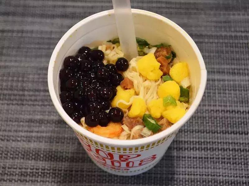 日本流行鼻孔塞珍珠自拍是什么梗？对不起，是我不懂时尚