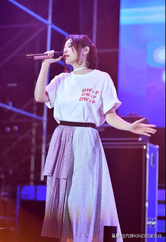 张靓颖舞台风完全驾驭,张靓颖穿吊带长裙