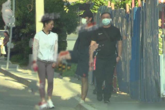 45岁视后曾翻热巴白眼，嘲唐嫣少女感，前夫入狱被男友踢屁股