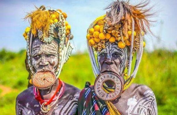 嘴上套盘子的女人,嘴唇挂盘子的女人