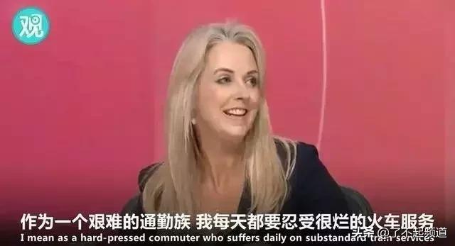 中国人帮外国人买票,中国人用英语帮外国人买火车票