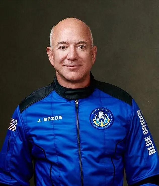 贝佐斯女友当街亲他一脸口红，浑身巨钻，富婆气息，转正的节奏？