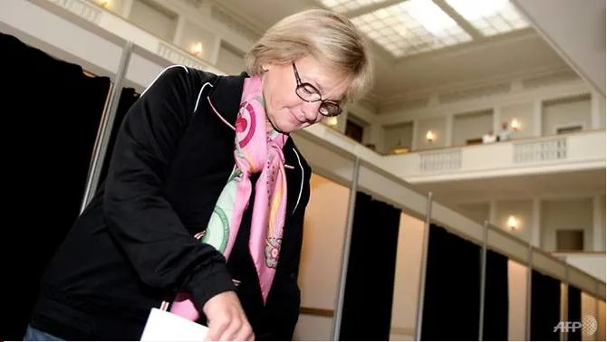 女议员带孩子工作,丹麦女议员