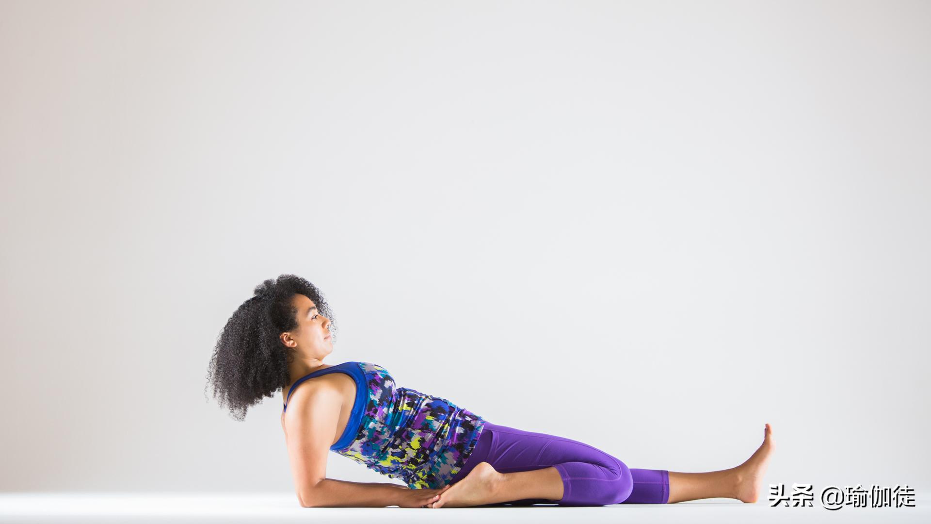 借助瑜伽球锻炼,借助有弹性带练瑜伽