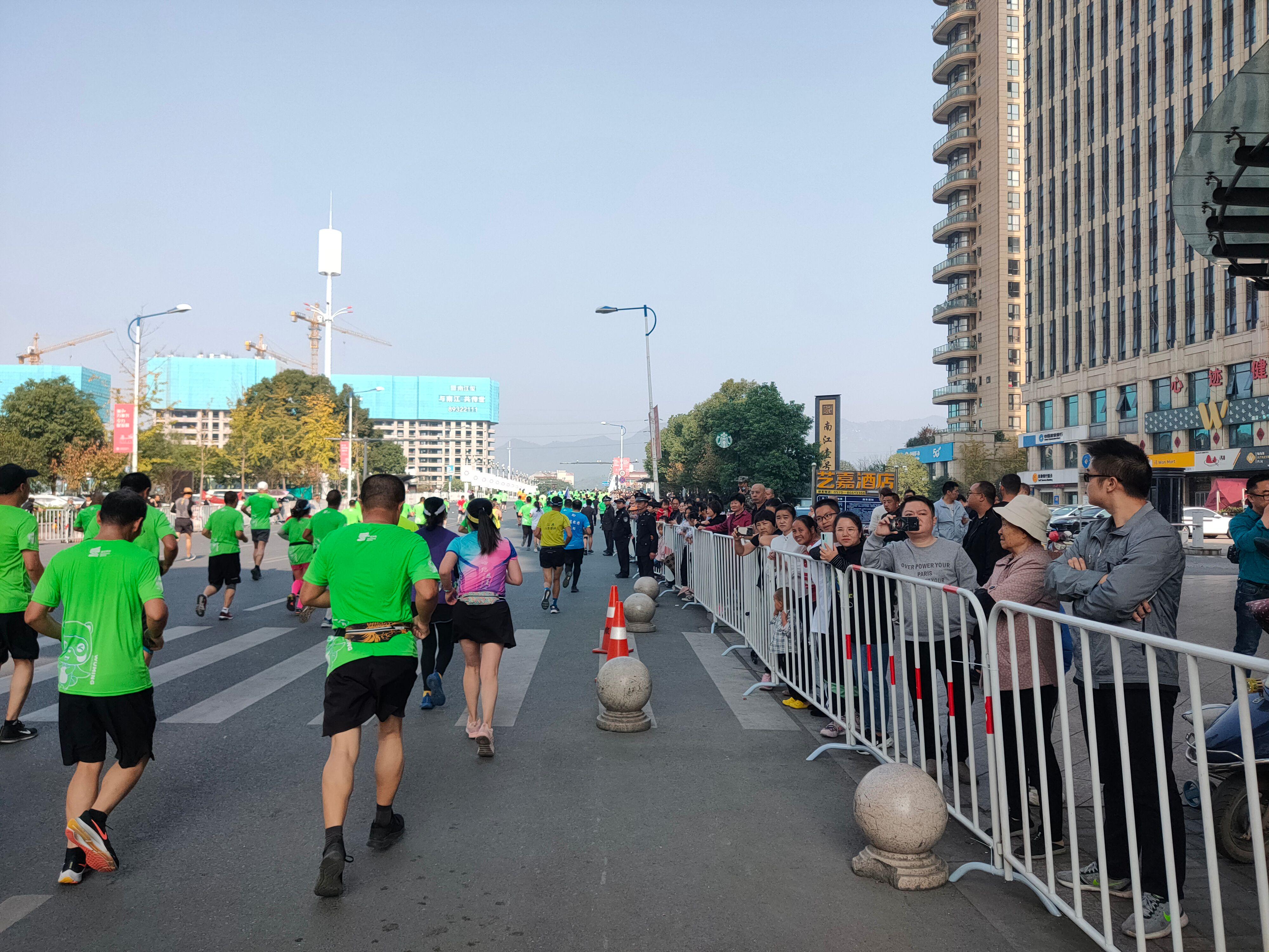 首个全马2022年超燃视频,横店马拉松2023全马颁奖直播