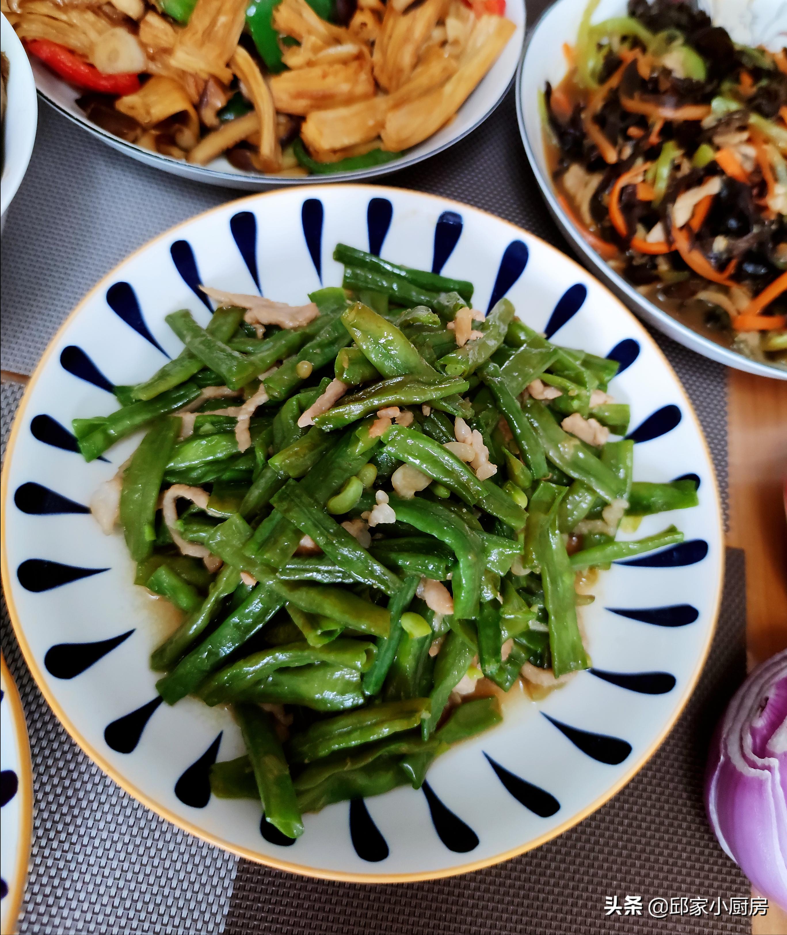 普通家庭晚餐，厨房忙碌一小时，四个家常菜，还有孩子喜欢的冰粉