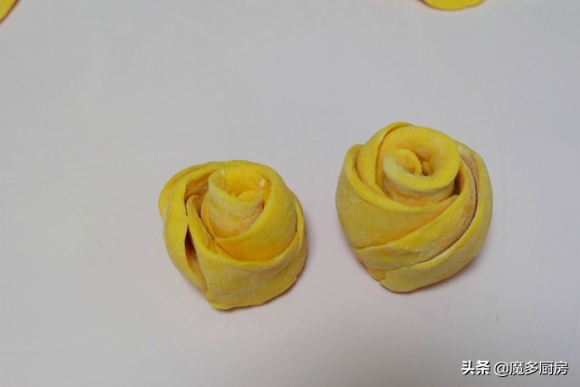 手把手教你做玫瑰花馒头，南瓜泥揉面，色泽金黄口感香软，好吃