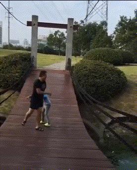 空中一字马搞笑图,一个突如其来的一字马