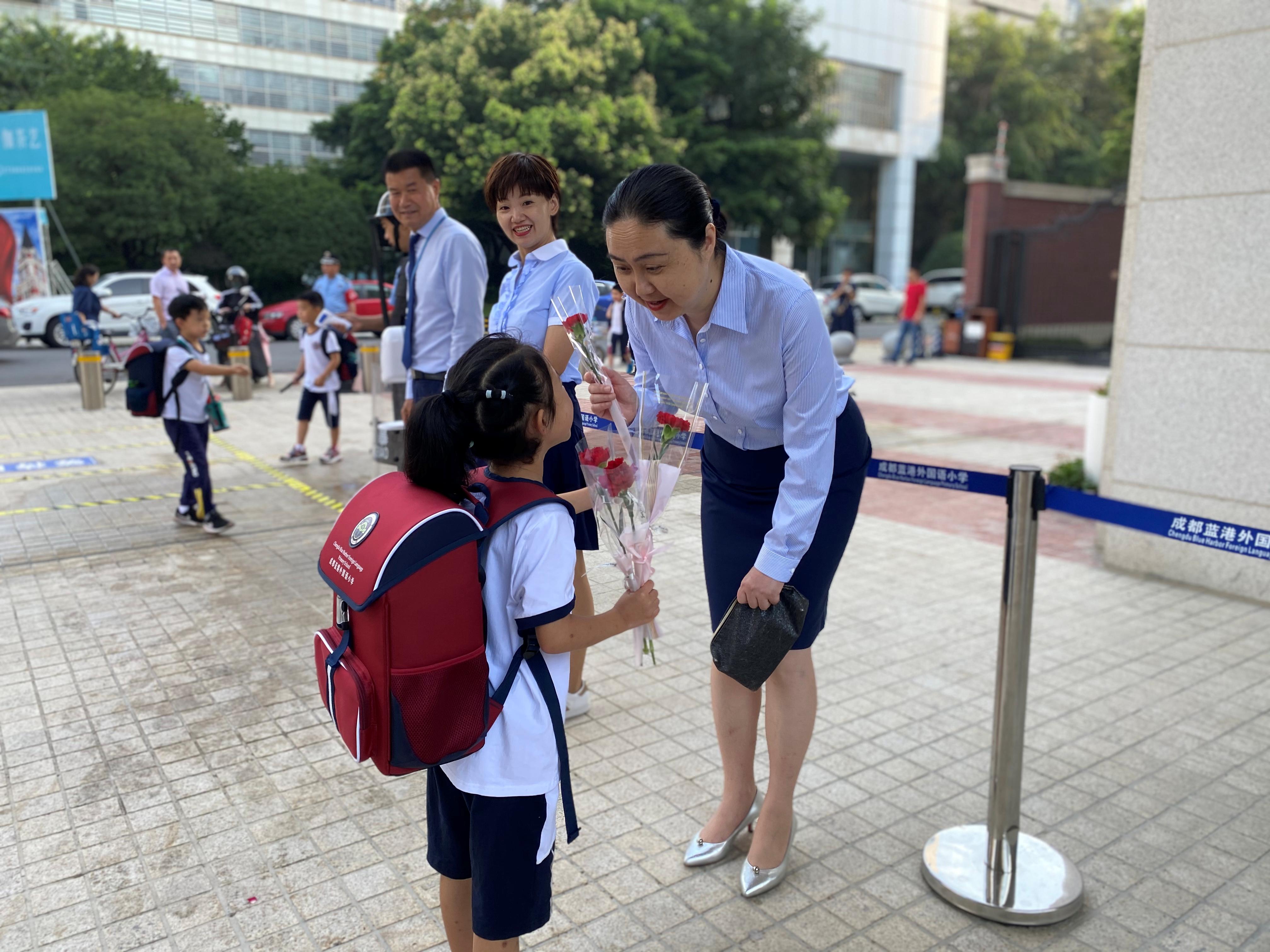 暖心教师节！蓝港外国语小学让老师抽“福卡”：青城山年卡、手霜