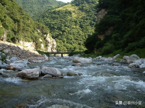 溪流纵横山河终向海,沟壑纵横自然景观