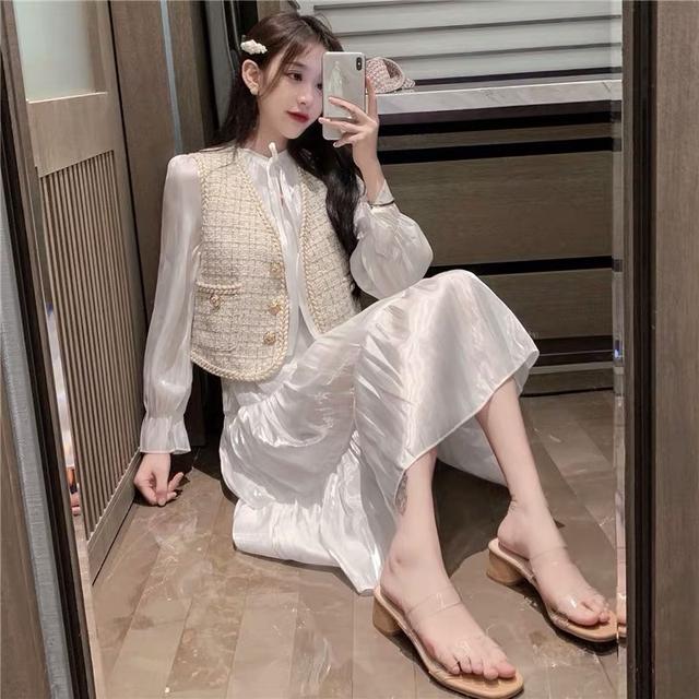 马甲这样搭配最显时髦风范,马甲怎么穿搭配才好看