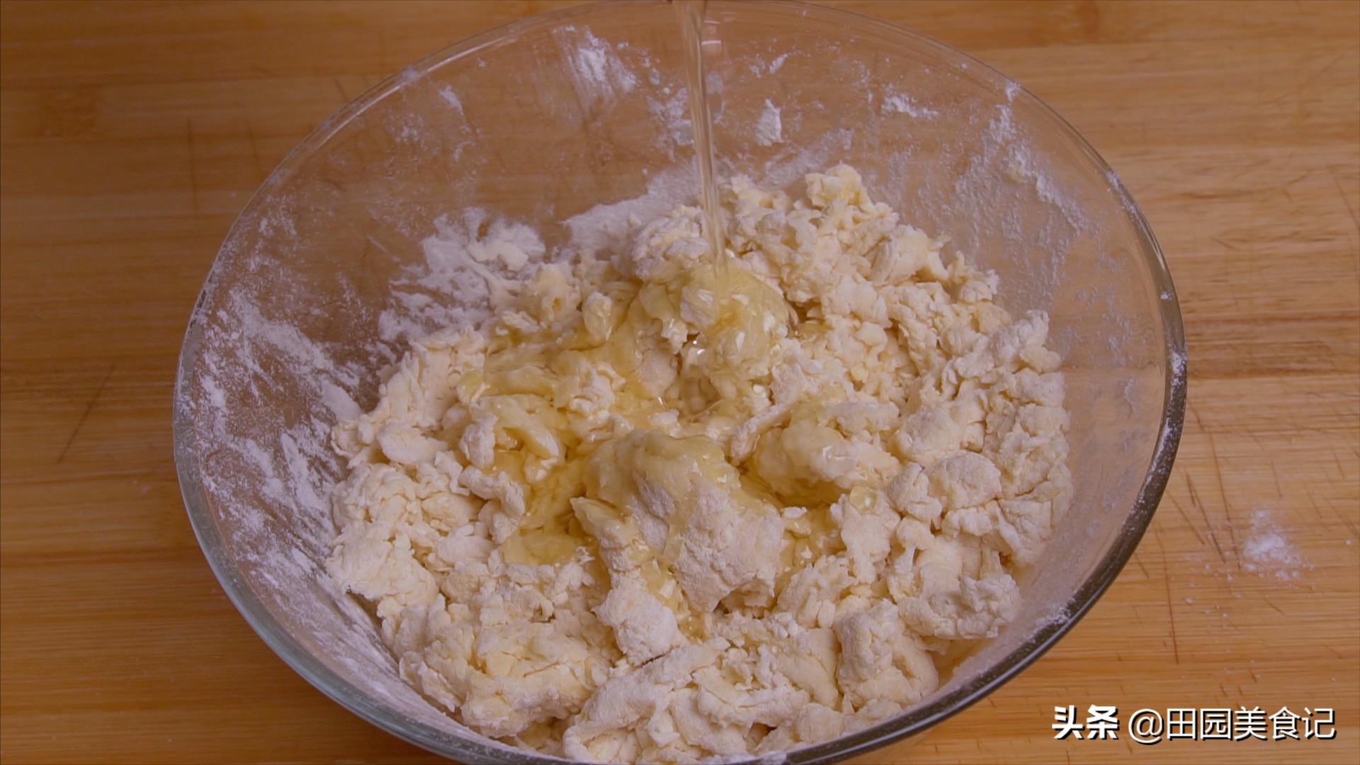 在家就能炸出蓬松酥脆的油条,油条怎么做到蓬松酥脆健康