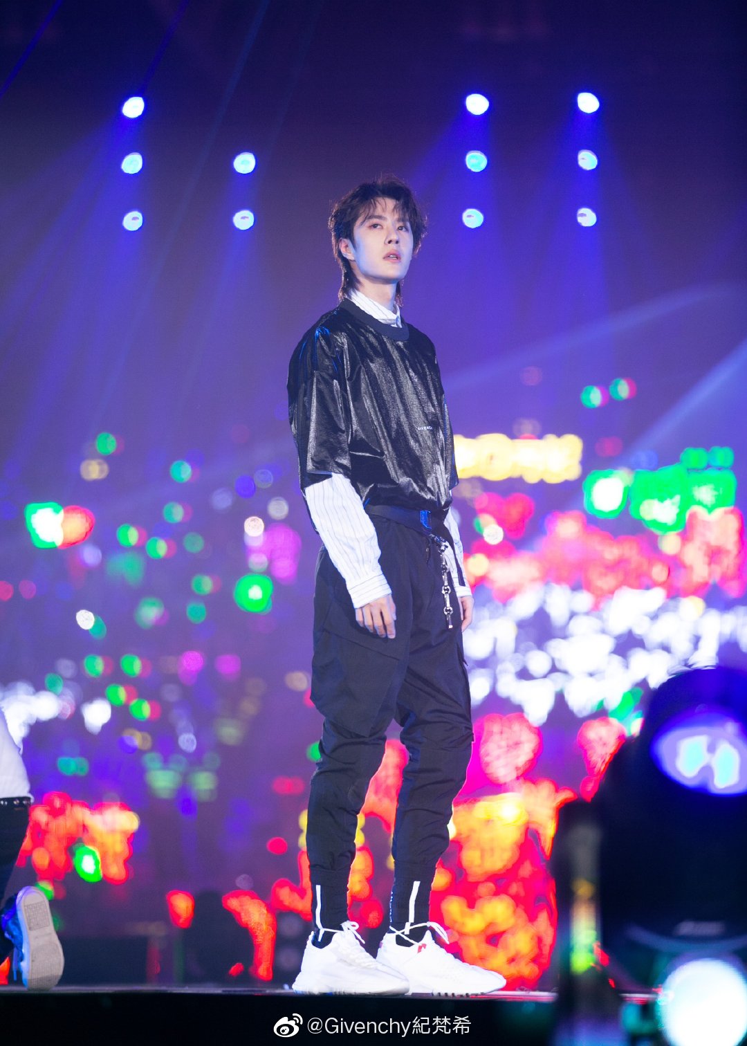 王一博和王源穿黑色衣服,高定王源王一博