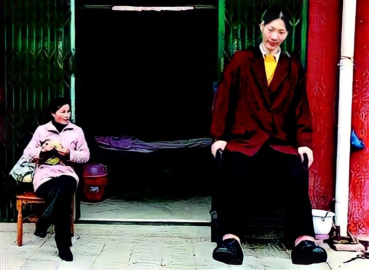 中国第一女巨人22岁2米42,世界第一巨人女人