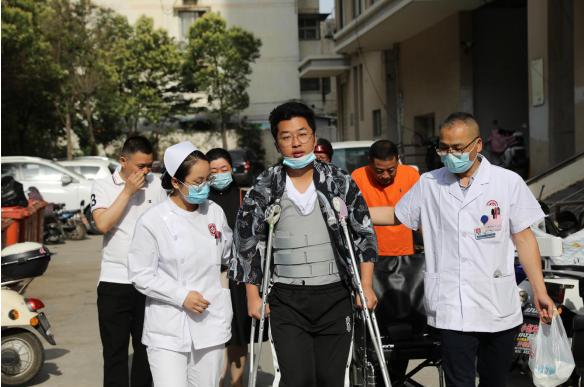 安徽省濉溪县中医院护送腰椎骨折小伙圆梦高考考场