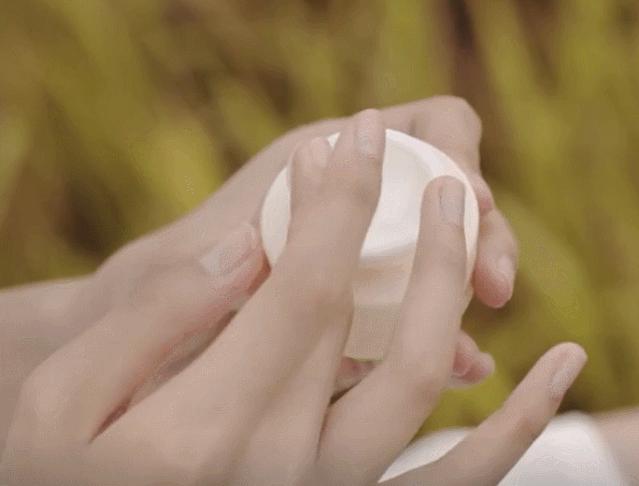 肌肤白皙的女性诱惑度比肤色黝黑的高出15.2%，变白有助于脱单