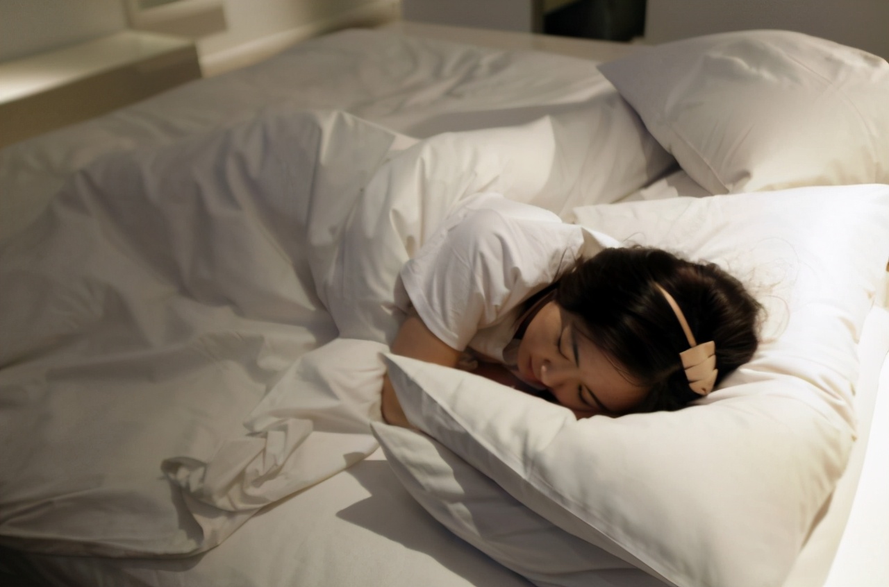 酒店为什么要在床尾铺上一层布,为什么酒店保洁每天都要打扫房间