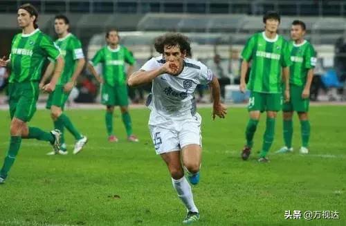 球员受伤后对手继续进攻,伤病影响到的足球巨星都有谁