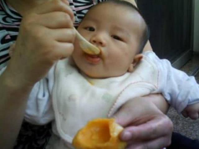 五个月宝宝添加辅食得了肾结石,3个月孩子吃辅食得肾结石