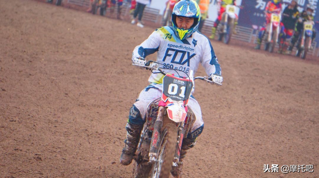 这摩托真好喝。。。不对....这酒真好骑！