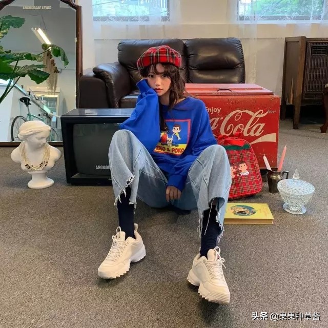 杨幂黑色字母袜王牌对王牌,杨幂格子衫高筒靴秀逆天长腿