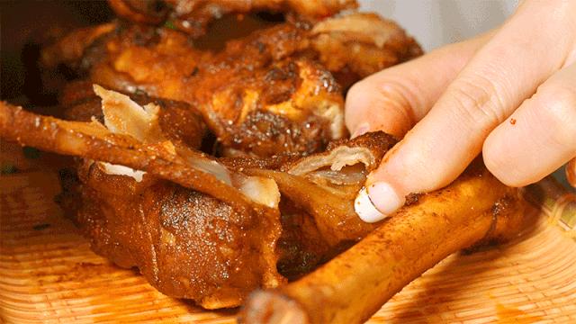 人气爆红的烧烤场，藏在了650㎡的校园课室里