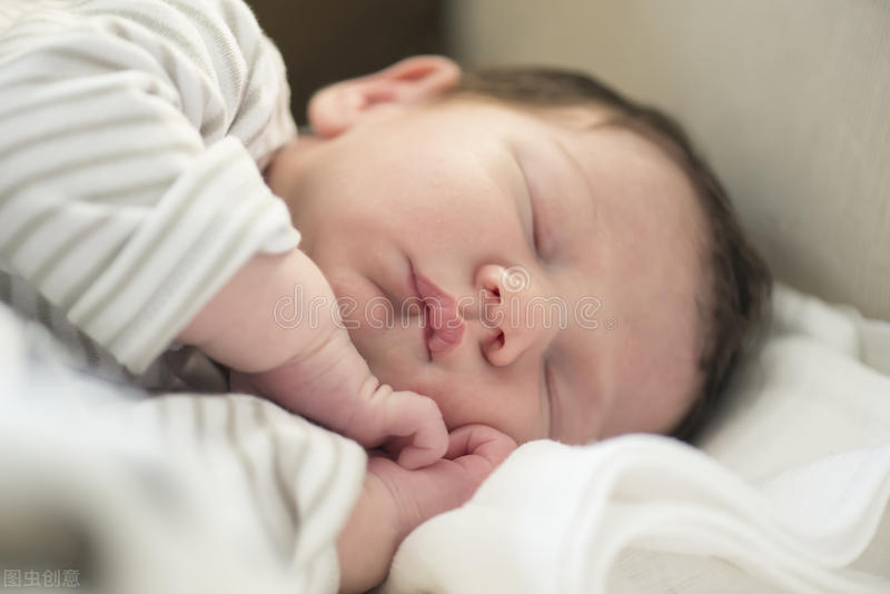 宝宝18天怕黑晚上哭闹怎么办,宝宝怕黑胆小怎么解决