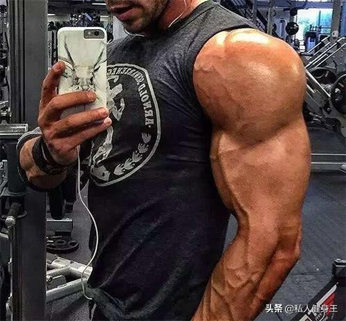 如何把肩部的三角肌练出来,如何锻炼三角肌让肩膀肌肉凸显