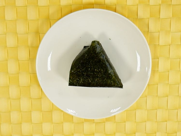 便利店的饭团怎么完整的取下来,便利店的那种饭团包装怎么打开