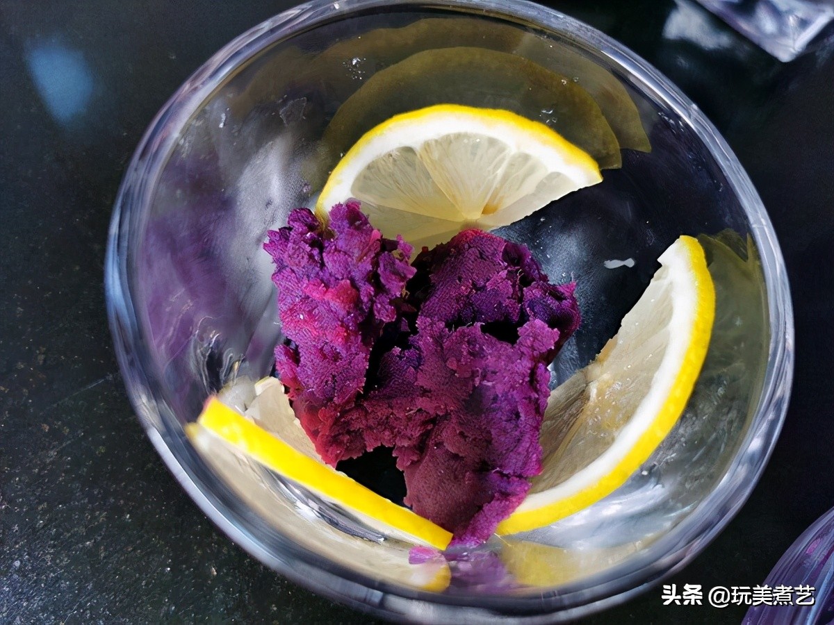 春风轻拂，落下一地金黄，拾掇后的甜品，松花粉双紫布丁