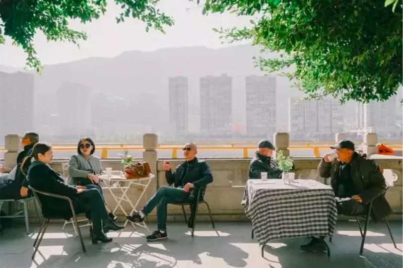 每天要喝掉两杯奶茶,每天要喝2000ml咖啡