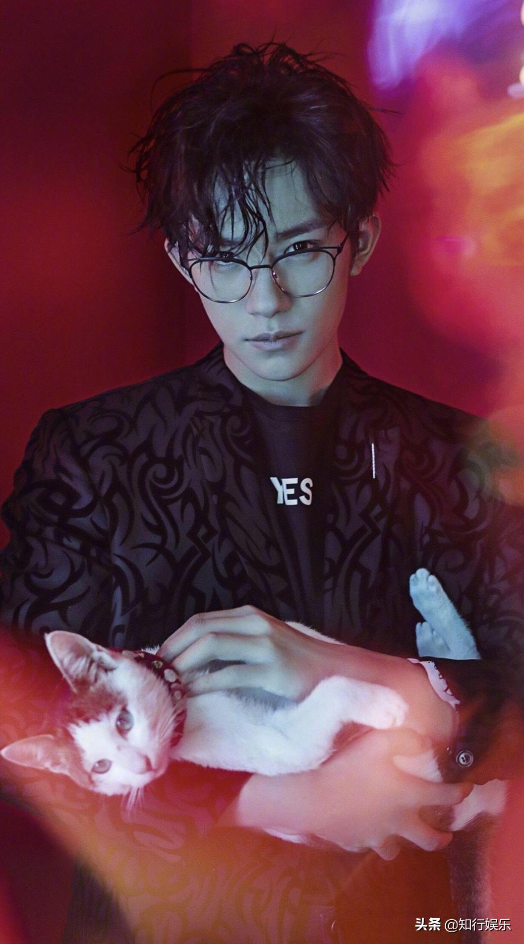 易烊千玺羞红脸,易烊千玺害羞脸红