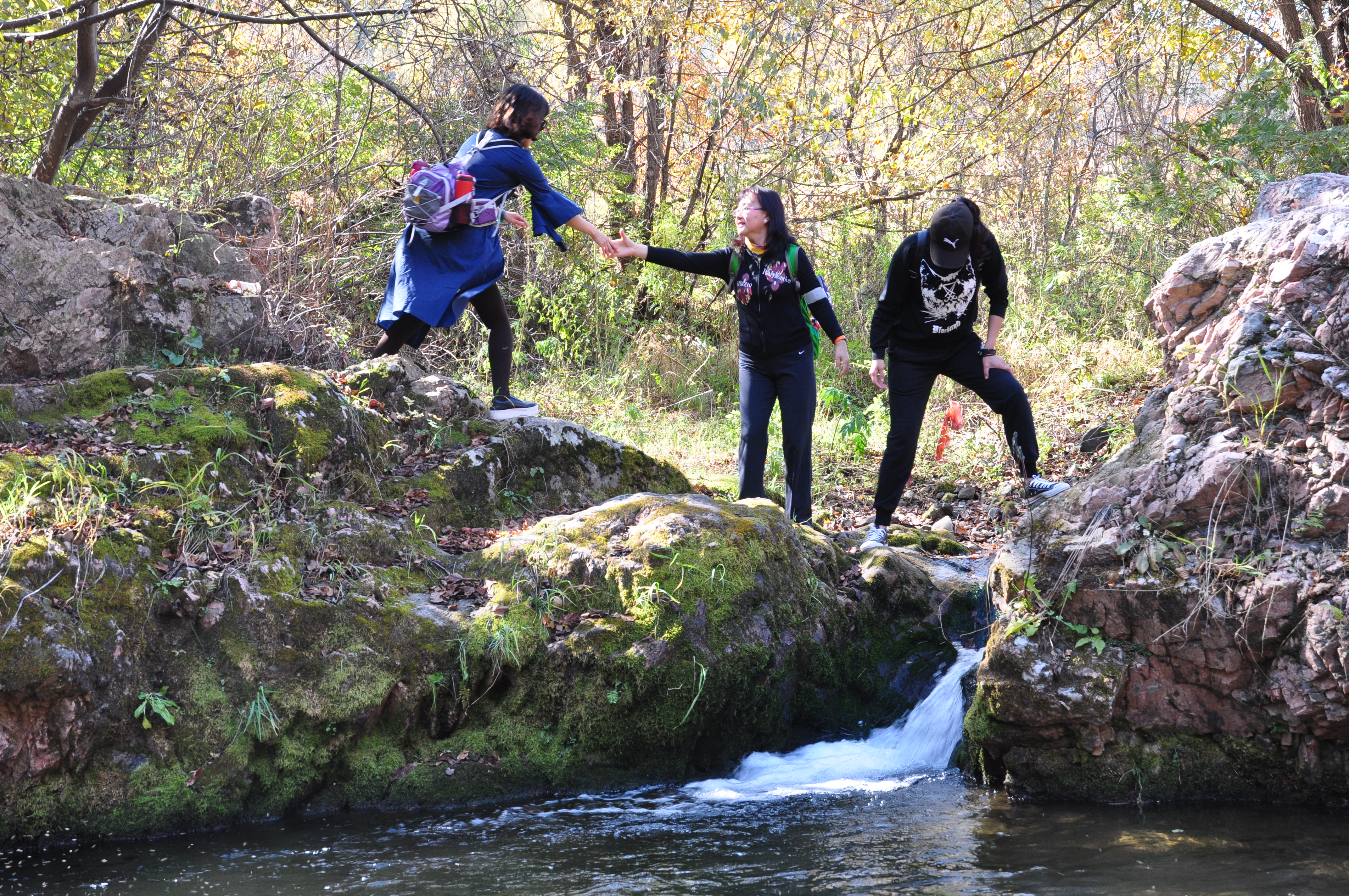 此时的辽宁不进景区照样处处风景，我带5位女同学野山里玩了一天