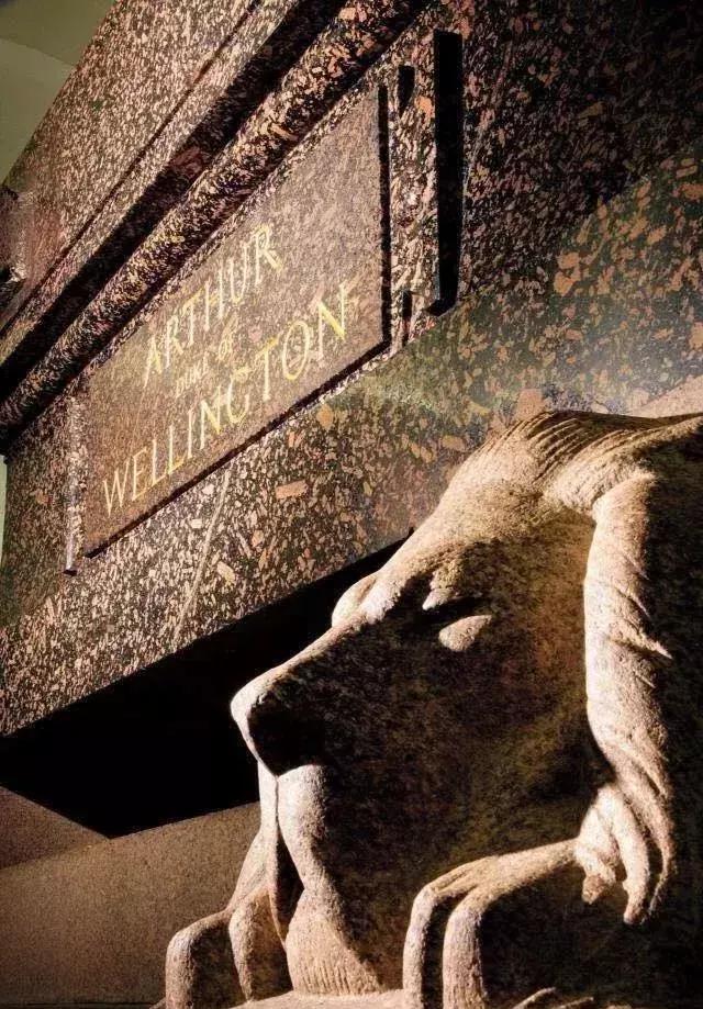 火后重生的凤凰——圣保罗大教堂