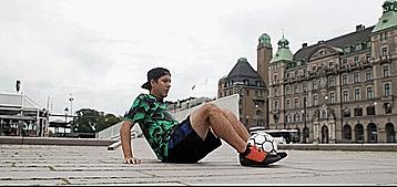 花式足球技巧之三个高难度坐姿花式技巧