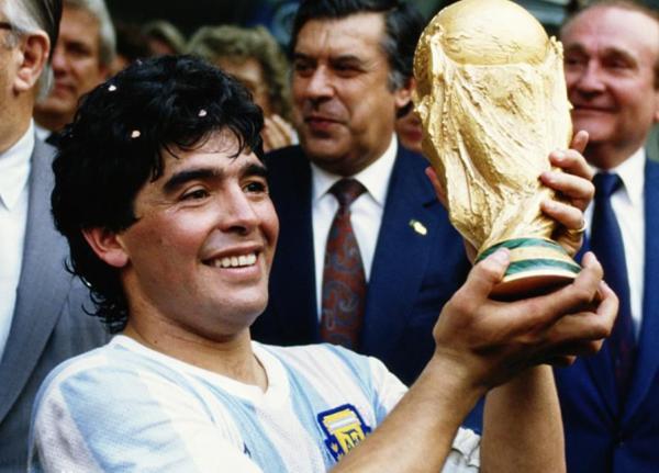 贝利跟马拉多纳谁地位高,贝利与马拉多纳哪个强