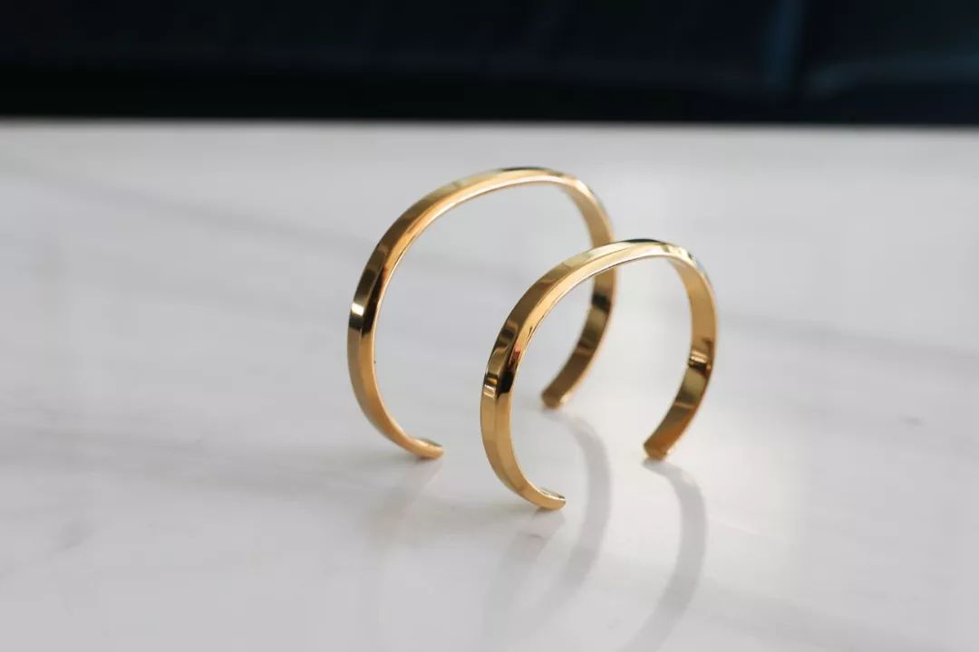 瑞典皇家配饰品牌，几百块戴出万元质感，金色手镯男女戴都好看