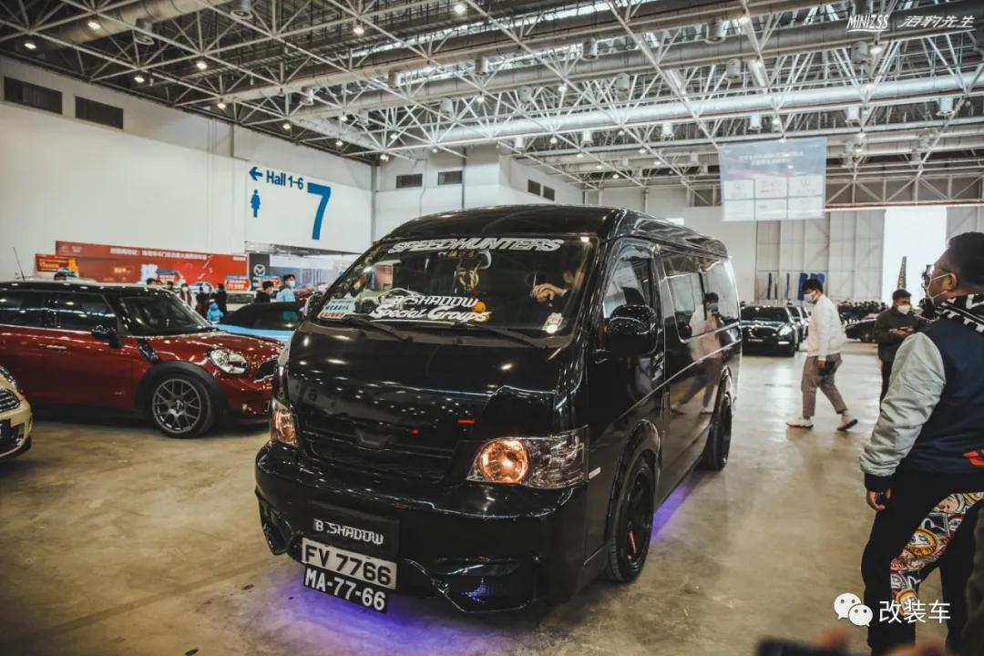 金杯海狮能推着么,金杯海狮可以坐几个人