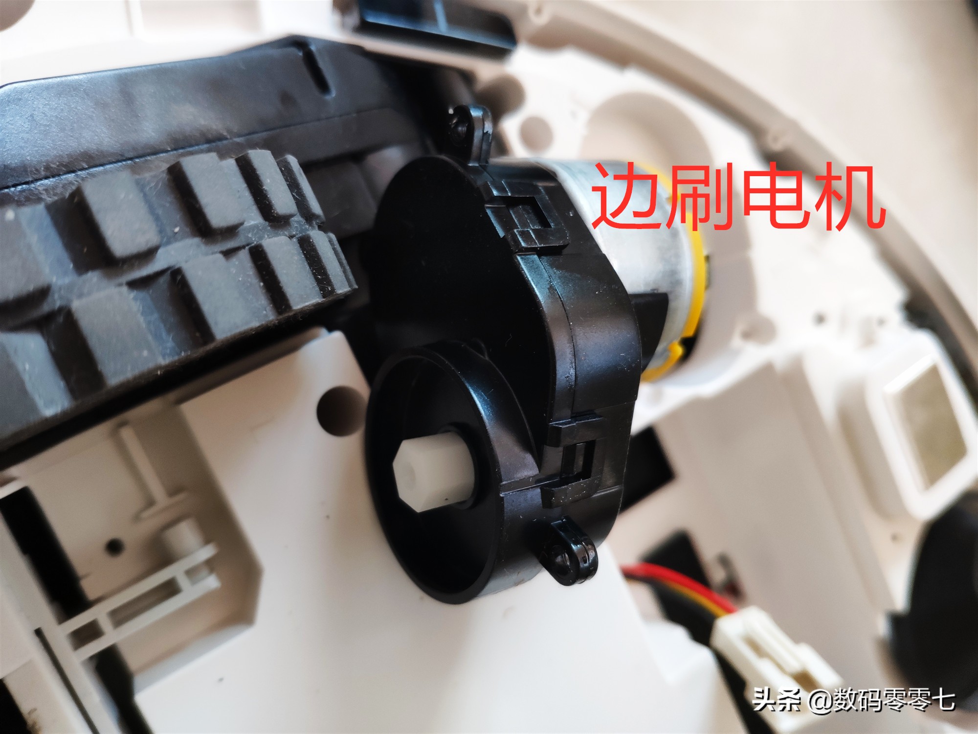 联想扫地机器人拆刷子,联想智能扫地机器人