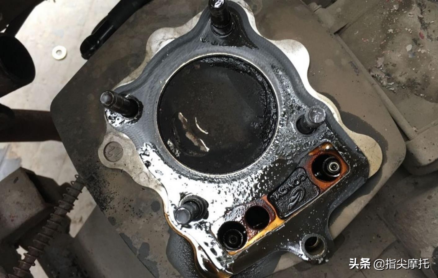 摩托车冒黑烟烧机油怎么回事呀,摩托车烧机油喷白烟解决方法