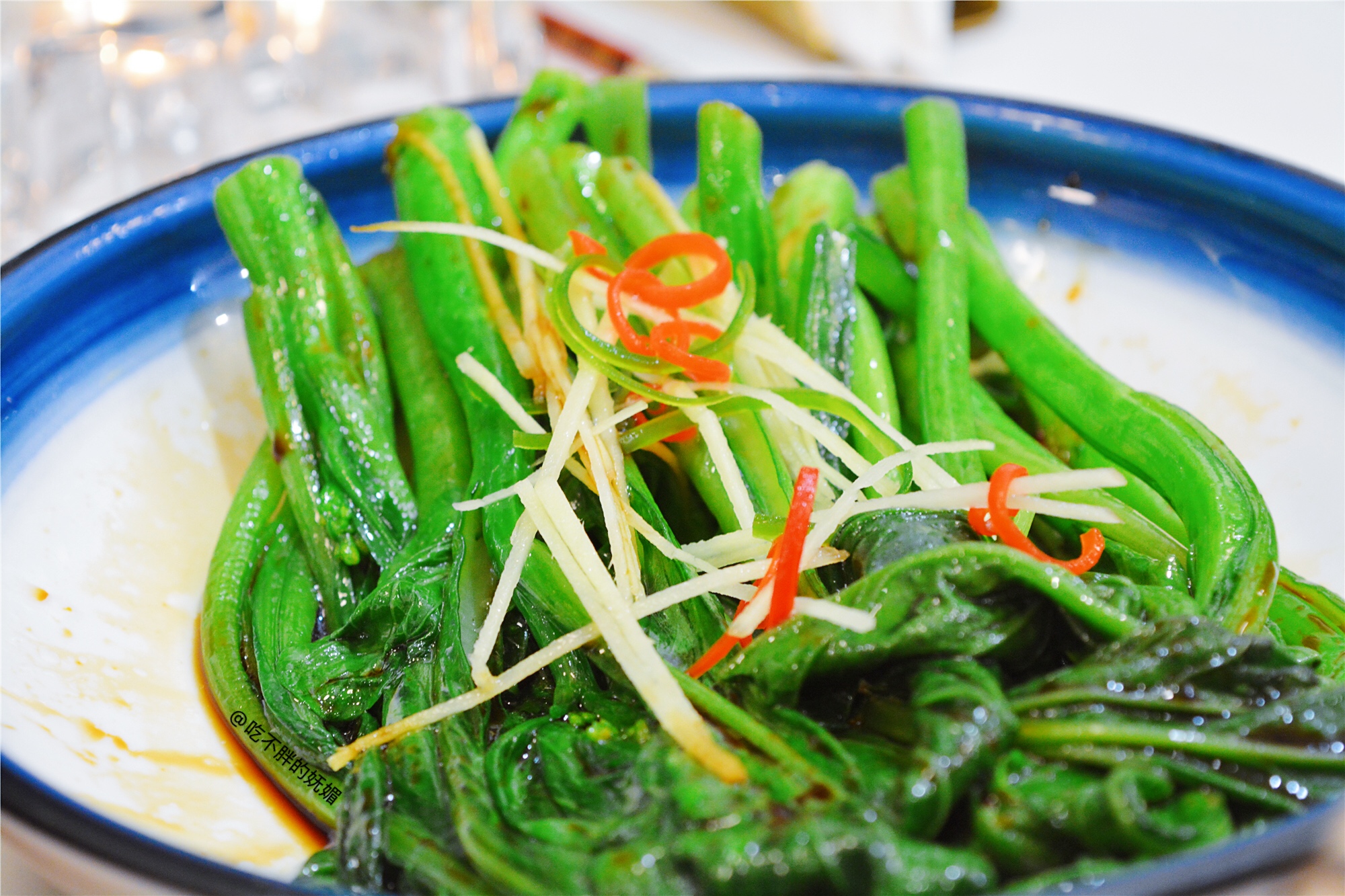 厨师拖着砂煲小跑上菜，这份200℃的广式沸腾，你不尝尝？