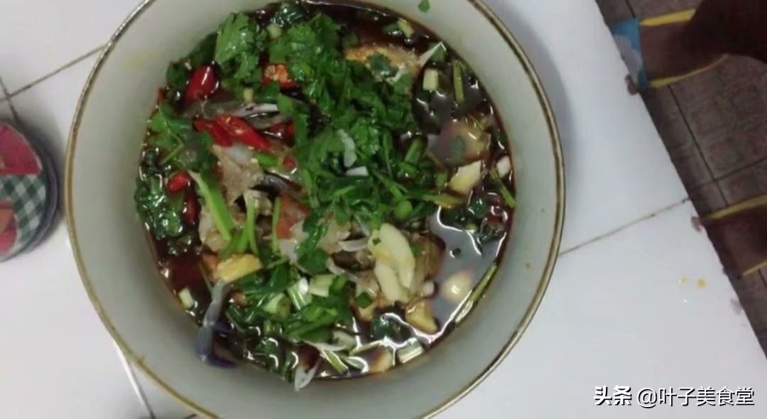 婆婆将活螃蟹塞进玻璃罐,不加一滴水,一周后拿出来,全家人点赞