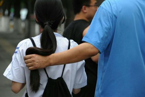 高三女生挤出“母乳”，却坚称自己是处女，医生的话让妈妈落泪