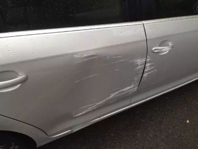 汽车停路边被刮了怎么赔付,车子停着被刮蹭这是有多倒霉