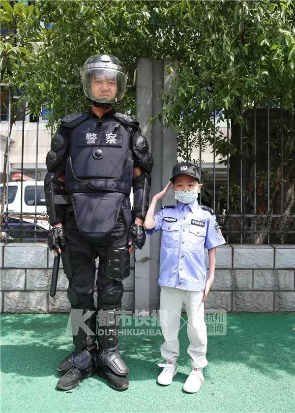 长大后我也要当一名警察,我想当警察是我的梦想