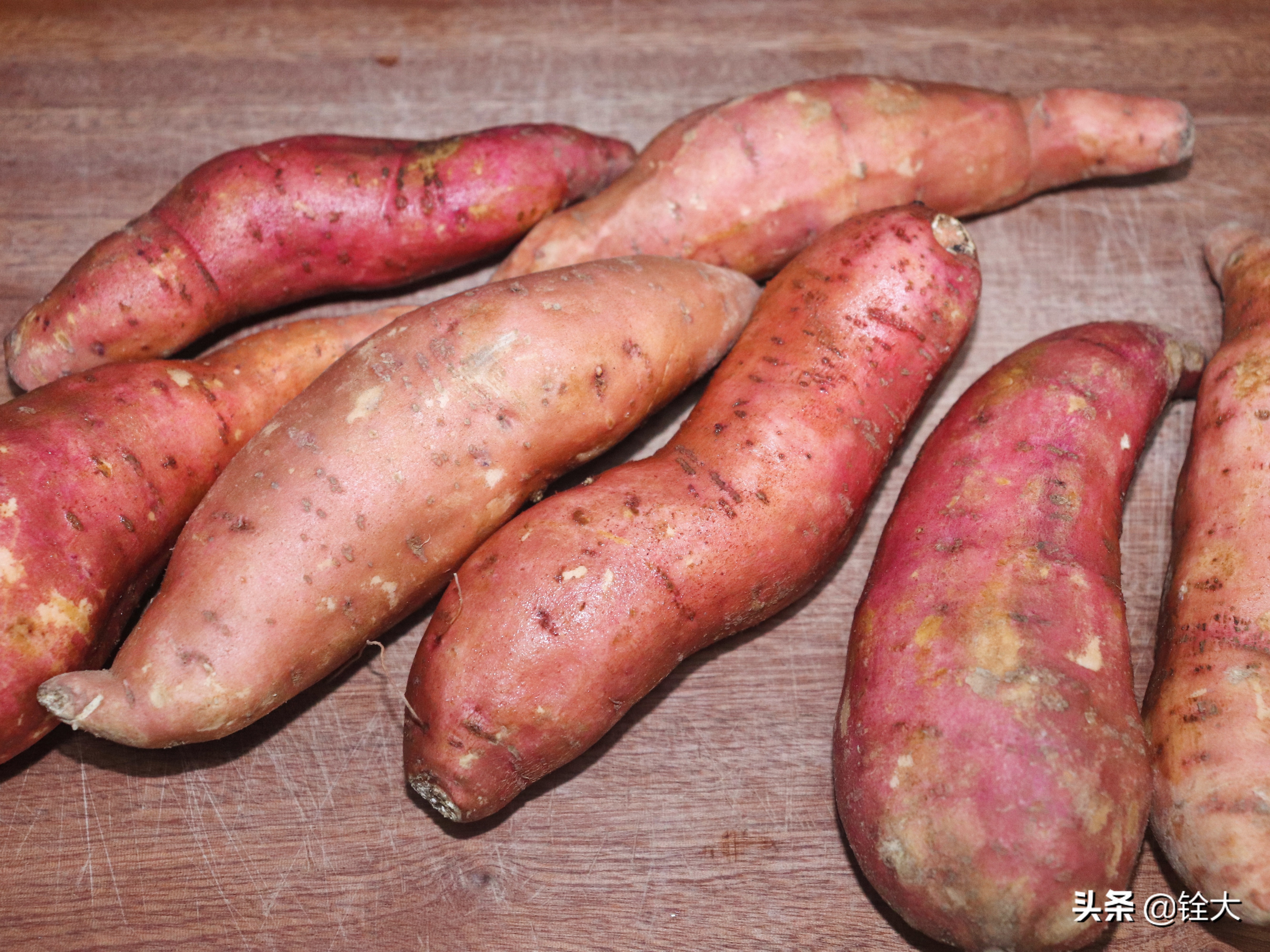 烤红薯香甜可口，而且还是“含钾”之王，再来一碗绿豆汤，美得很