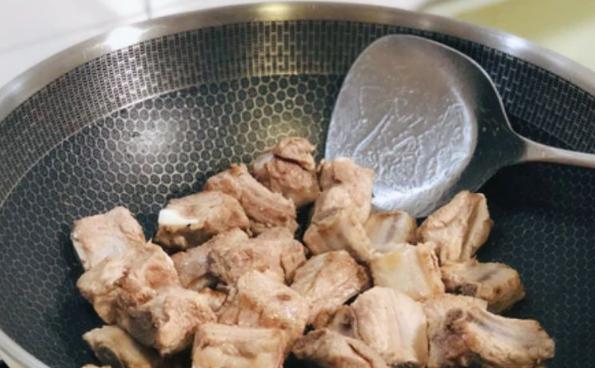 排骨焯水腥味重？处理“三步走”，保证鲜嫩无腥味，怎么做都好吃